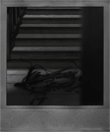 Mari face par terre au pied d'escaliers